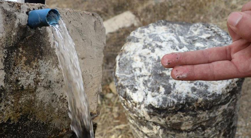 Şifalı olduğuna inanılıyor! Yağlı taş ve su için akın ettiler