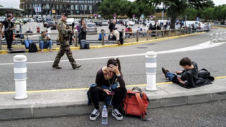 Bomba ihbarlarının ardından Fransız havalimanları yeniden tahliye edildi