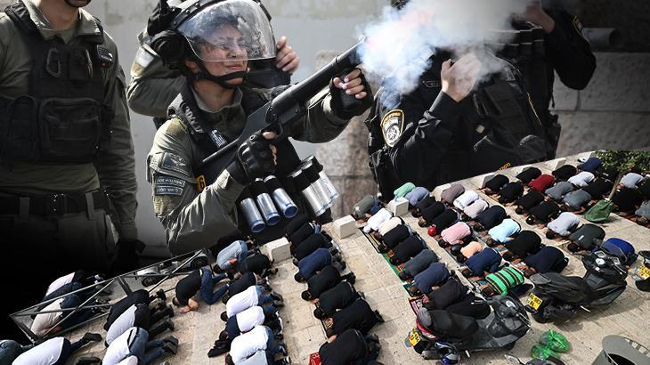 İşgal altında üçüncü cuma! İsrail polisi gaz bombaları ile Filistinlilere müdahale ediyor