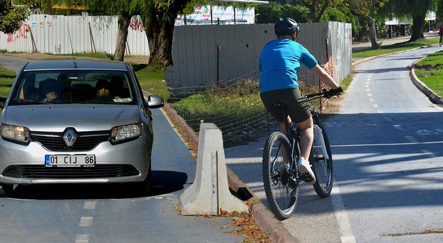 Bisiklet yolunda isyan ettiren görüntü! Kurallar hiçe sayıldı