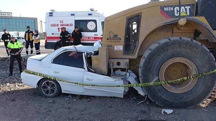 Aksaray’da feci ölüm! Otomobil iş makinesine çarptı