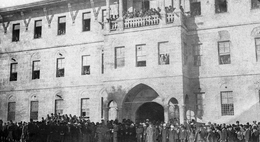 100 yıl sonra aynı binanın önünde toplandılar!