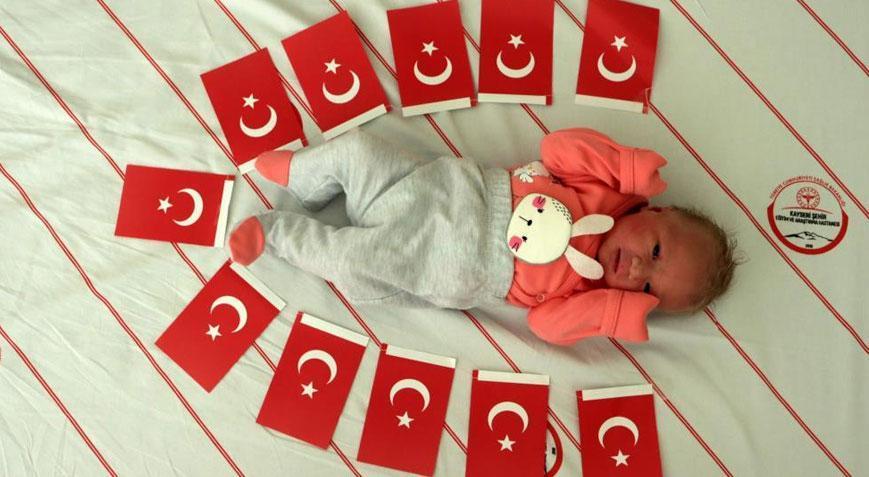 Cumhuriyet’in 100’üncü yılında! Sarı saçlarıyla dünyaya gözlerini açtı