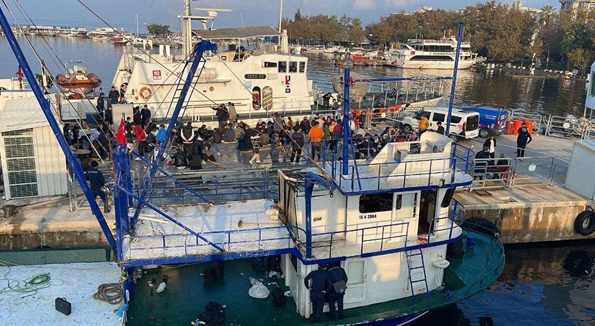 Balıkçı teknesine operasyon! 120 kaçak göçmen yakalandı