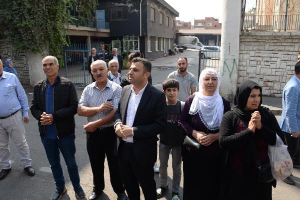 Diyarbakır'da gerginlik! Emniyet amirinden Yeşil Sol Parti milletvekiline: Saldırının sorumlusu kim?