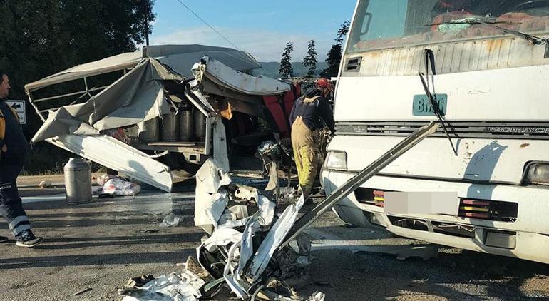 Süt toplama kamyoneti kamyona çarptı! Ölü ve yaralılar var