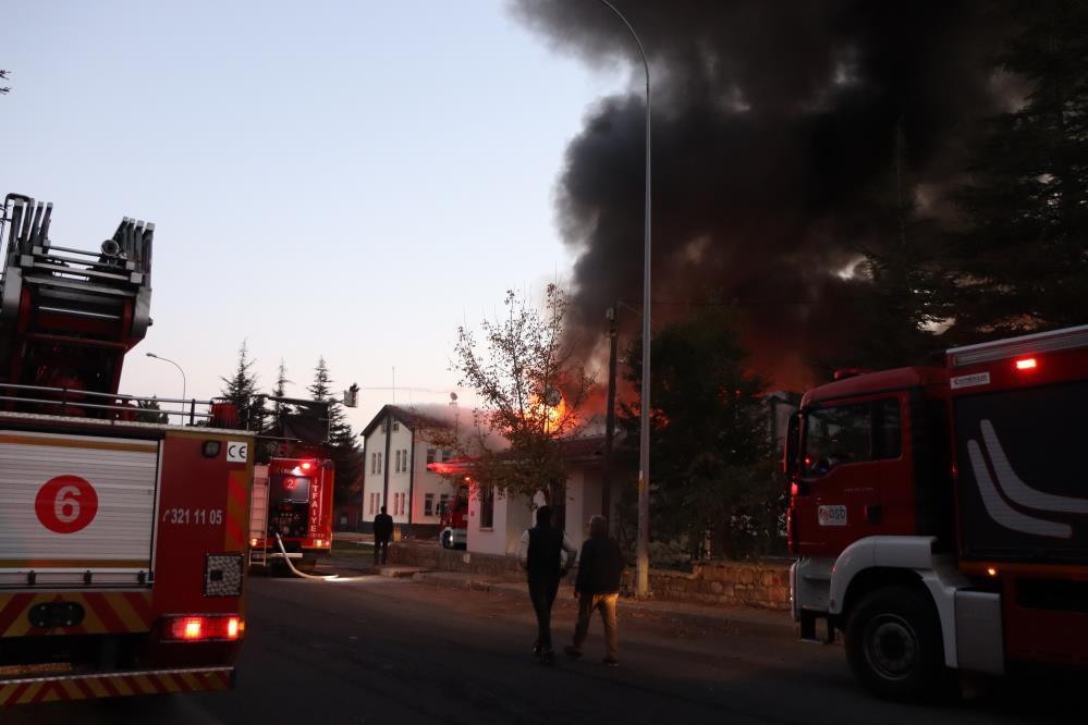 Kayseri'de büyük yangın! Alevler gökyüzünü kapladı