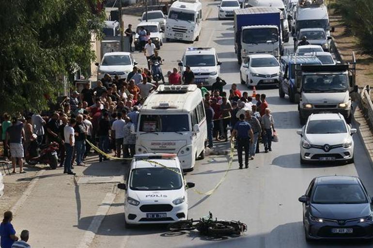 Motosiklet sürücüsü önce yayaya sonra minibüse çarparak durdu: 1 ölü