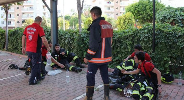 Mersin'de 18. katta yangın paniği! Bir itfaiye eri dumandan etkilendi