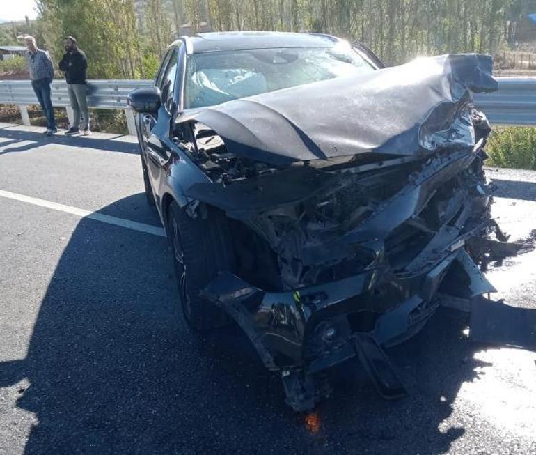 Çorum'da feci kaza! 2 otomobil kafa kafaya çarpıştı