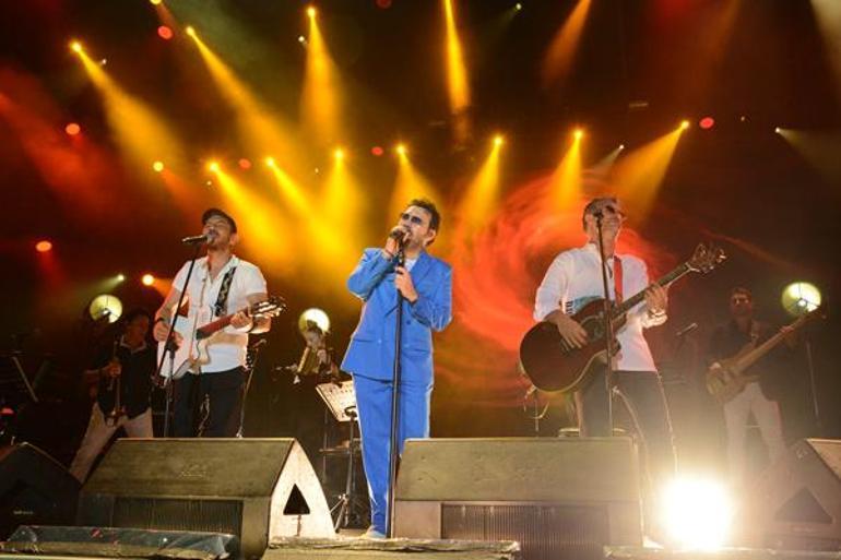 Kuruçeşme Açıkhava'da Yaşar rüzgarı! Yaümurlu hava hayranlarını durduramadı