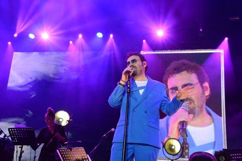 Kuruçeşme Açıkhava'da Yaşar rüzgarı! Yaümurlu hava hayranlarını durduramadı