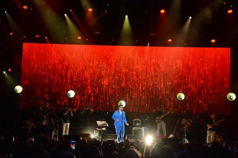 Kuruçeşme Açıkhava'da Yaşar rüzgarı! Yaümurlu hava hayranlarını durduramadı