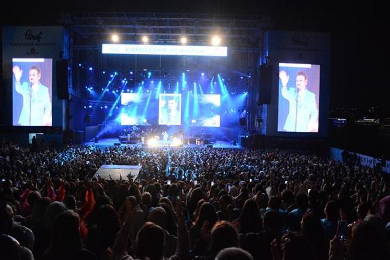 Kuruçeşme Açıkhava'da Yaşar rüzgarı! Yaümurlu hava hayranlarını durduramadı