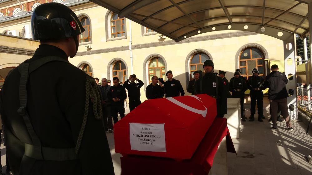 Şehide acı veda! Tabutuna sarılarak gözyaşı döktü