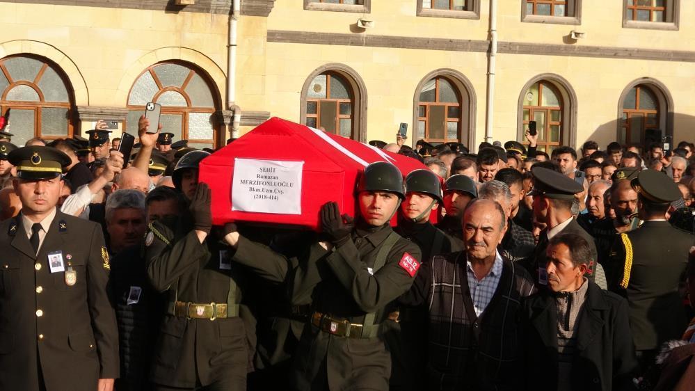 Şehide acı veda! Tabutuna sarılarak gözyaşı döktü