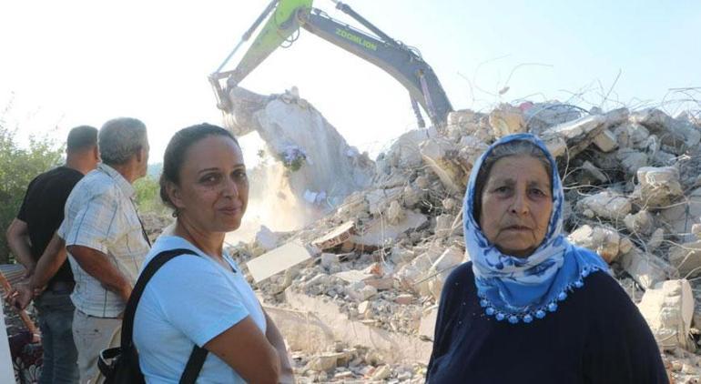 Gelini ile yuvalarının yıkılışını üzüntü içerisinde izledi