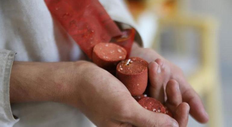 Görme engelli genç ölümden döndü! Sucuğun içinden çıkan şoke etti