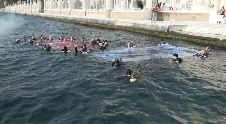 Cumhuriyetin 100. yılı için Dolmabahçe Sarayı'nın önünde daldılar