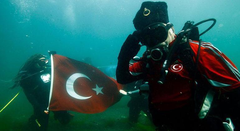 Cumhuriyetin 100. yılı için Dolmabahçe Sarayı'nın önünde daldılar