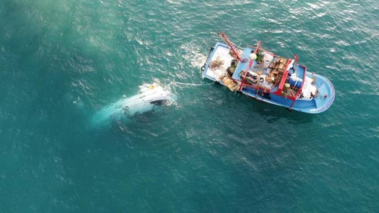 Zamanla yarış! Lüks tekne battı, 2 kişi sağ olarak kurturuldu