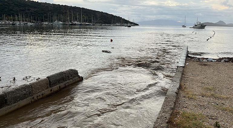 Bodrum’da sağanak yağış! Cadde ve sokaklar göle döndü