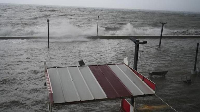 Öğle saatlerinden itibaren hızlandı! Deniz taştı her yer sular altında kaldı