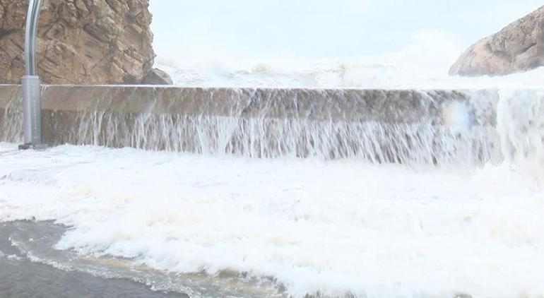 Şile'de dev dalgalar! Yollar göle döndü