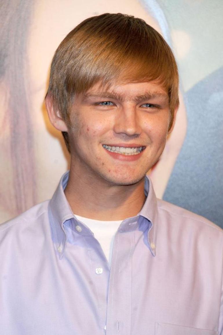 Genç oyuncu yatak odasında ölü bulundu!