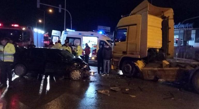 TIR ile çarpışan otomobilin sürücüsü feci şekilde can verdi