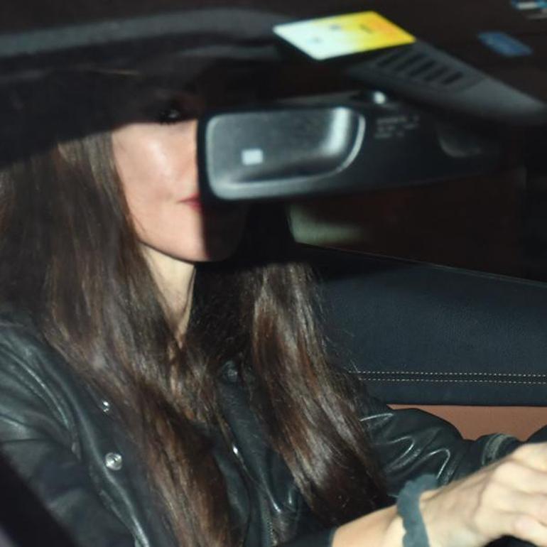 Defne Samyeli dikiz aynasını kendisine siper etti: Saçma sapan bir yerde çekmeyin!