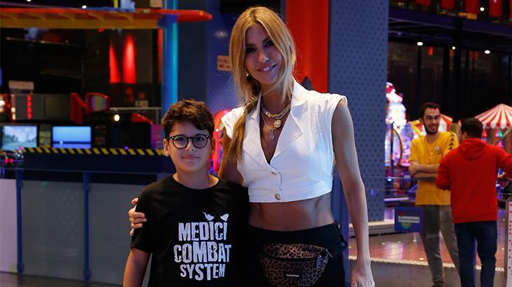 Çağla Şıkel ile oğullarının eğlenceli günü