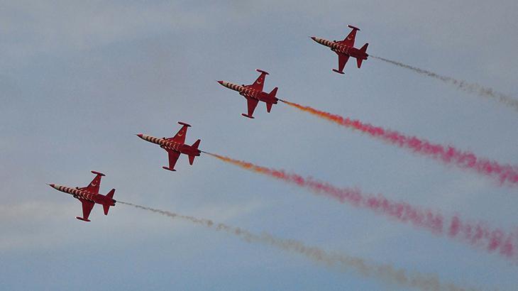 Türk Yıldızları’ndan Manisa’da nefes kesen gösteri