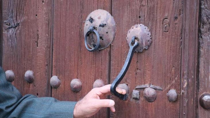 Bu kapı tokmakları misafirin kadın mı, erkek mi olduğunu belirtiyor