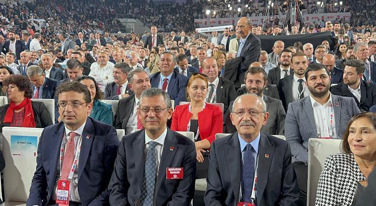 Kurultayda Kılıçdaroğlu’nun etrafını sardılar: İzin vermiyorum, çekilemezsin