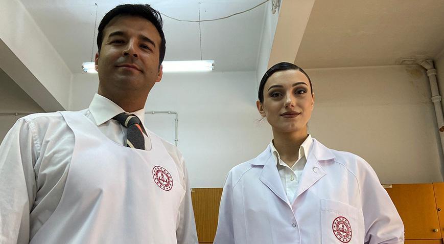 MEB’in 24 Kasım’da öğretmenlere hediye edeceği önlükler tanıtıldı