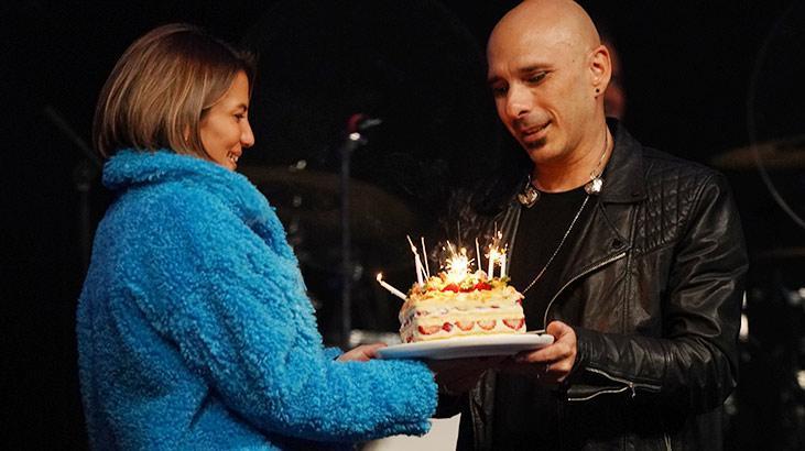 Birol Namoğlu’na konser öncesi eşinden pasta sürprizi