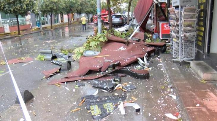 SON DAKİKA! Küçükçekmece’de çatıdan düşen parça kafasına düştü