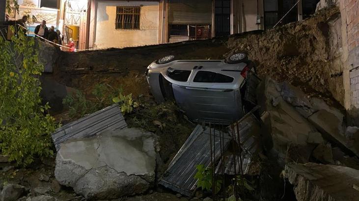 Gürültüyü duyan dışarı fırladı! Araç inşaat temeline yuvarlandı