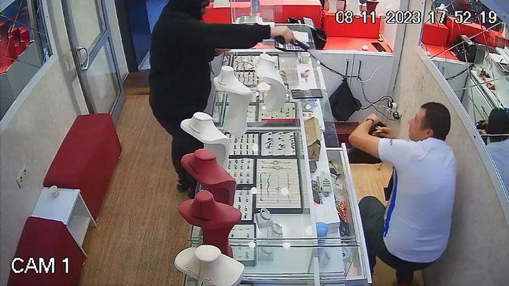 Sakar soyguncu gözdağı vermek isterken kendini vurdu