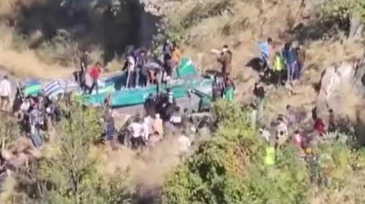 Hindistan’da yolcu otobüsü şarampole yuvarlandı! Çok sayıda ölü ve yaralı var