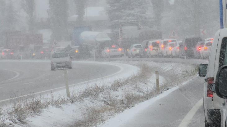 İstanbul’u Karadeniz’e bağlayan D-100 karayolu ulaşıma kapandı