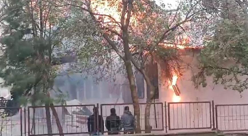 Okul çatısında yangın paniği! 300 öğrenci tahliye edildi