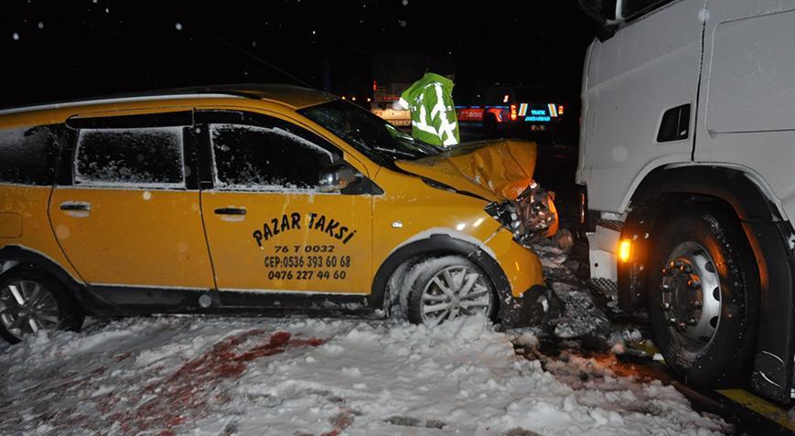 Kars’ta kar esareti! Araçlar yolda kaldı