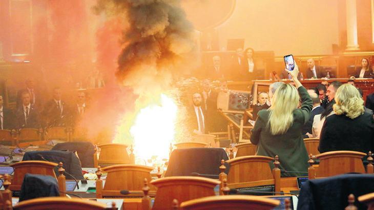 Muhalefet parlamentoyu yaktı