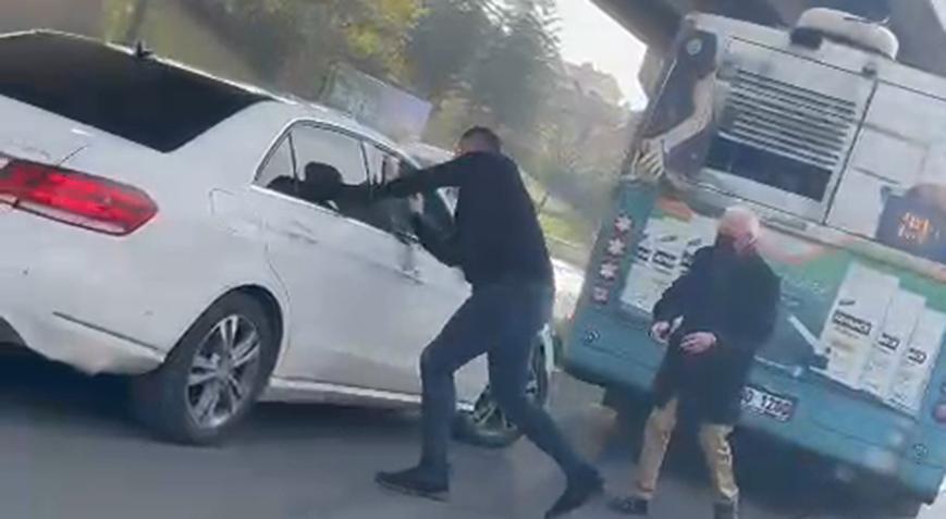 Otobüs şoförü kendisini sollamaya çalışan sürücü ile kavga etti, anbean kaydedildi