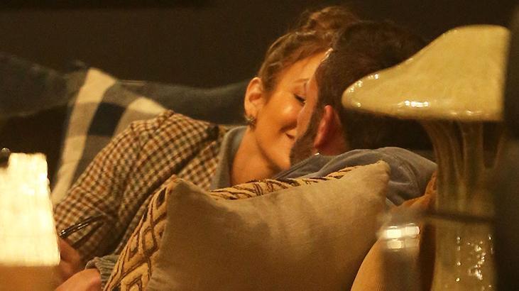 Malikaneleri için mobilya alışverişine çıktılar! Kanepede romantik anlar