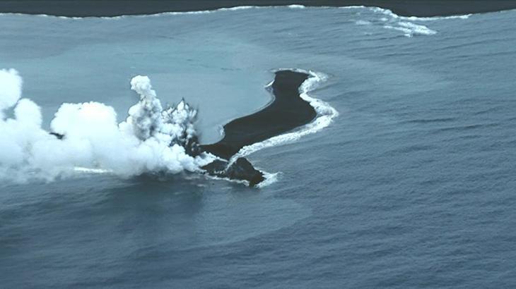 Japonya’da volkanik adada patlamalar