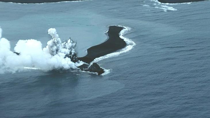 Japonya’da korkutan patlama! Kayalar yüzlerce metre yukarıya fırladı