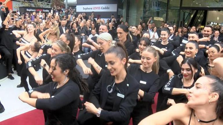 Kadıköy'de ünlü kozmetik mağazası açılışında izdiham